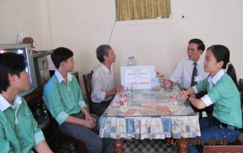 ĐH Đông Á thăm & tặng quà cho mẹ Việt Nam Anh hùng Nguyễn Thị Thứ